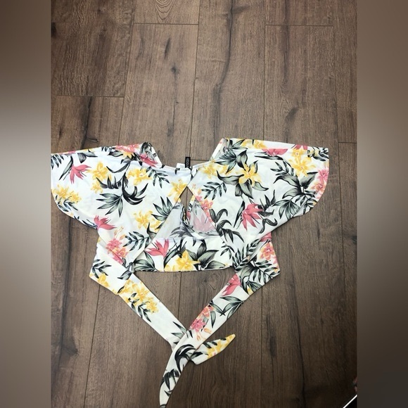 DIVIDED HampM FLORAL TOP WITH OPEN BACK AND BELL SLEEVES - Picture 5 of 6